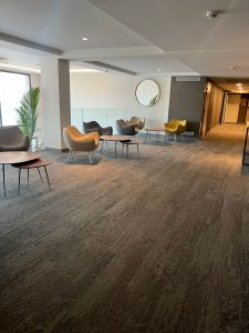 Professionell gereinigter Büroflur mit modernem Interieur Gebäudereinigung durch Pegas Wuppertal