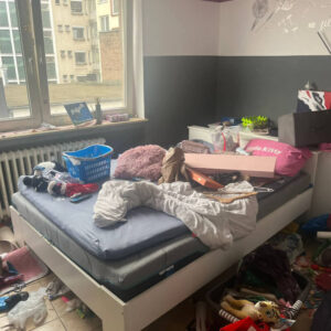 Entrümpelung eine vermüllten Schlafzimmers