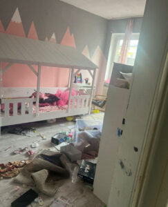 Heruntergekommenes Kinderzimmer muss entrümpelt werden