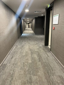 gereinigter-flur-in-buerogebaeude