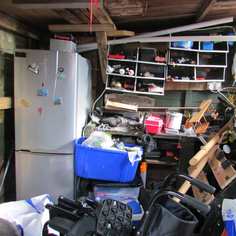 Kühlschrank und andere angesammelte Dinge zur Entrümpelung